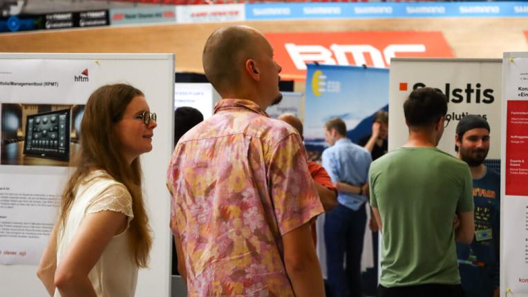 Foto Diplomausstellung Studenten
