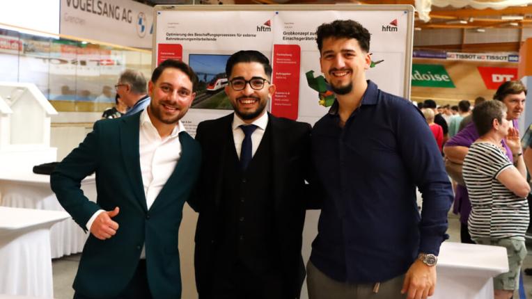 Foto Diplomausstellung Studenten gruppenfoto