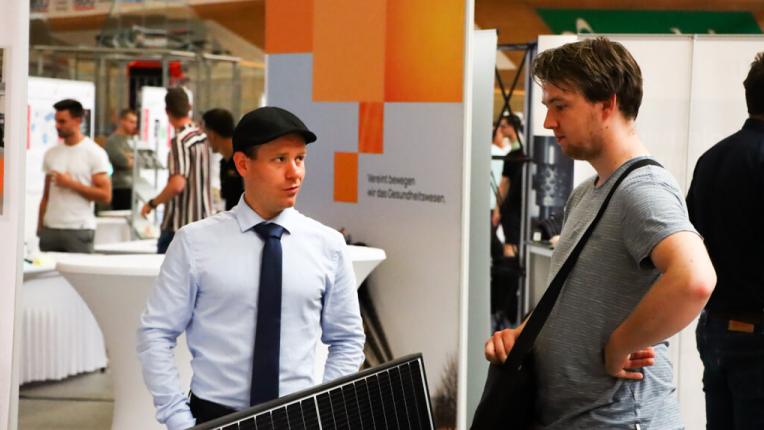 Foto Diplomausstellung Studenten