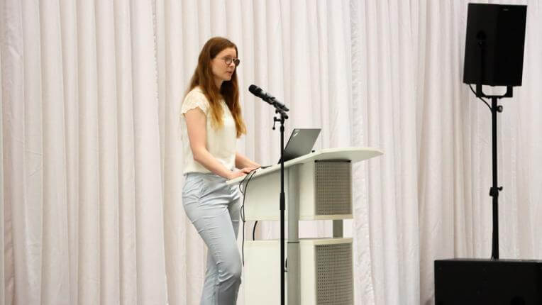 Foto Diplomausstellung  Präsentation