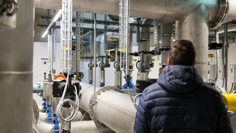 Teilnehmer besichtigen Rohrleitungen und Technik des Energieverbunds Bielersee beim Netzwerkanlass Müesli 4.0