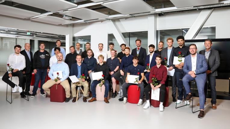 2025-Diplomfeier_hftm-Biel_Gruppenbild
