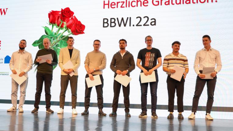 Absolventen BBWI.22a erhalten Diplome an der hftm Diplomfeier Wirtschaftsinformatik