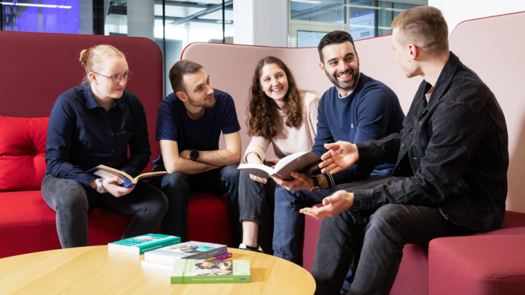 Studenten sitzend Besprechung