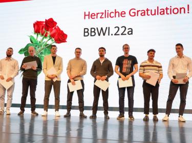 Absolventen BBWI.22a erhalten Diplome an der hftm Diplomfeier Wirtschaftsinformatik