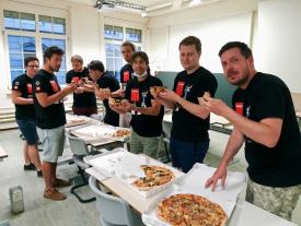 hftm.team.solidus während des Setup-Days beim Pizza Essen. Stärkung ist wichtig, wenn man an einer Weltmeisterschaft teilnimmt.