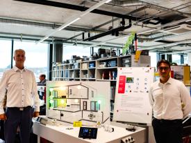 Student mit ihrer Diplomarbeit