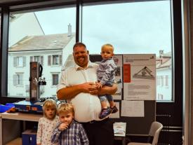 Student mit Familie und Diplomarbeit