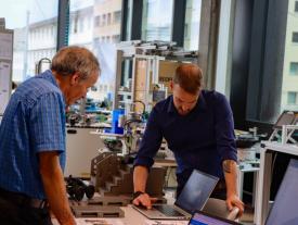 Student mit Besucher