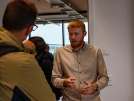 Studenten mit Besucher