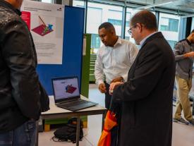 Student mit Besucher