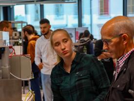 Studentin mit Besucher