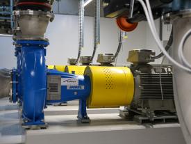 Industrielle Pumpe und Elektromotor der Energieanlage im Energieverbund Bielersee beim Anlass Müesli 4.0