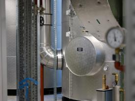 Technische Anlage mit isolierten Rohrleitungen und Messinstrumenten im Energieverbund Bielersee