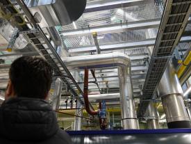Blick auf Rohrleitungen und Energieinfrastruktur im Energieverbund Bielersee während der Führung
