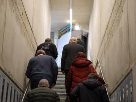 Teilnehmende gehen eine Treppe hinauf zur nächsten Station der Führung beim Anlass Müesli 4.0
