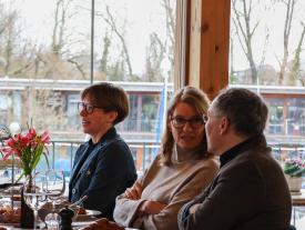 Teilnehmende im Gespräch beim Frühstück des Netzwerkanlasses Müesli 4.0 am Bielersee