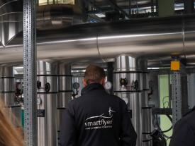 Teilnehmende betrachten Rohrleitungen und Anlagen beim Rundgang durch den Energieverbund Bielersee