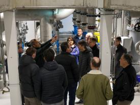 Gruppe hört technische Erklärung im Energieverbund Bielersee beim Anlass Müesli 4.0
