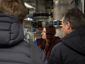 Teilnehmende diskutieren während der Führung zwischen den Anlagen im Energieverbund Bielersee