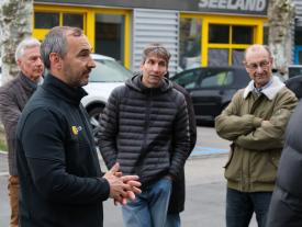 "ESB-Mitarbeiter erklärt den Energieverbund Bielersee vor den Teilnehmenden des Anlasses