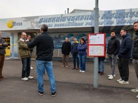 Teilnehmende versammeln sich vor dem Gebäude des Energieverbunds Bielersee beim Anlass Müesli 4.0