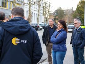 ESB-Mitarbeiter erklärt den Energieverbund Bielersee während der Führung am Anlass Müesli 4.0