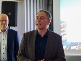 Referent spricht vor Präsentationsfolie beim Netzwerkanlass Müesli 4.0