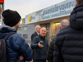 Gruppe vor dem Gebäude des Energieverbunds Bielersee während der Führung am Netzwerkanlass Müesli 4.0