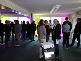 Teilnehmende tauschen sich beim Networking des Anlasses Müesli 4.0 von Energie Service Biel/Bienne aus