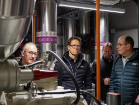 Teilnehmende besichtigen technische Anlagen des Energieverbunds Bielersee beim Anlass Müesli 4.0