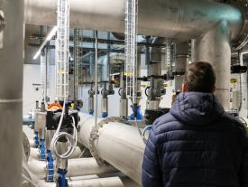 Teilnehmer besichtigen Rohrleitungen und Technik des Energieverbunds Bielersee beim Netzwerkanlass Müesli 4.0