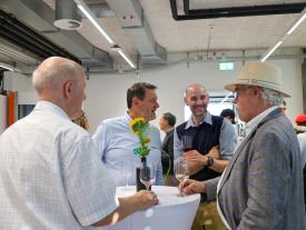 Gruppe von Personen unterhält sich