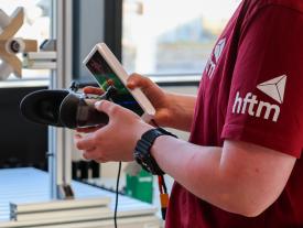 Person hält Kamerasystem des Roboters in der Hand