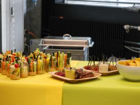 Tisch mit gesunden Snacks und Dips für eine Veranstaltung