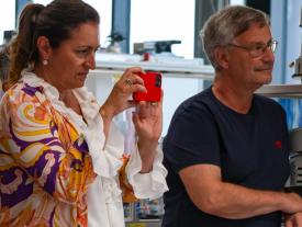 Frau in Farbigen Kleid filmt mit Hady