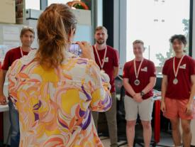 Frau im farbigen Kleid macht ein Foto des Team Solidus