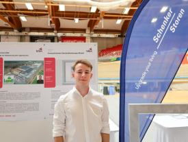 Diplomand vor seiner Diplomarbeit an der hftm Diplomausstellung 2026 im Velodrom Grenchen