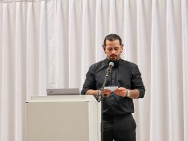 Student präsentiert seine Diplomarbeit auf der Bühne