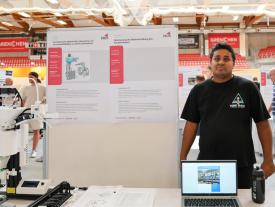 Diplomand mit Diplomarbeit und Prototyp an der hftm Diplomausstellung im Velodrom Grenchen