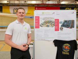 Diplomand vor Diplomarbeiten der hftm im Velodrom Grenchen