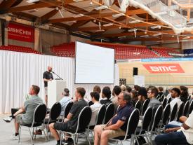 Publikum verfolgt einen Vortrag der hftm Diplomausstellung 2026 im Velodrom Grenchen