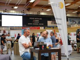 Aussteller im Gespräch am ESB Stand der hftm Diplomausstellung 2026 im Velodrom Grenchen