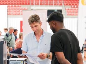 Besucher im Fachgespräch anh der hftm Diplomausstellung im Velodrom