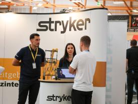 Aussteller von Stryker im Gespräch an der hftm Diplomausstellung 2026 im Velodrom