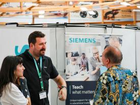Aussteller am Siemens-Stand im Gespräch mit Gästen der hftm Diplomausstellung im Velodrom