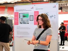 Diplomandin zeigt Medizintechnik-Diplomarbeit der hftm Diplomausstellung im Velodrom