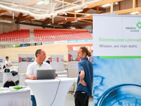 Electrosuisse-Stand mit Gespräch an der hftm Diplomausstellung 2026 im Velodrom Grenchen