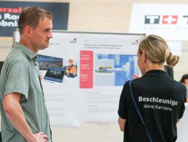 Gast im Gespräch vor Diplomarbeit zur Lagertechnik der hftm im Velodrom Grenchen