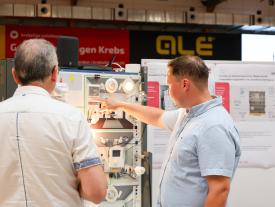 Diplomand erklärt Gästen ein Gebäudetechnik-Modell an der hftm Diplomausstellung im Velodrom